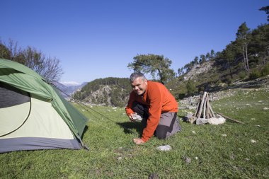 Arka planda Vadisi ile dağın tepesinde duran uzun yürüyüşe çıkan kimse.