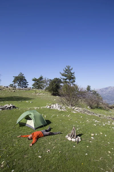 Arka planda Vadisi ile dağın tepesinde duran uzun yürüyüşe çıkan kimse.