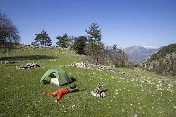 Escursionista in piedi sulla cima della montagna con valle sullo sfondo . — Foto Stock