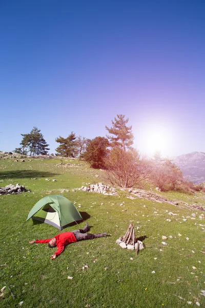 여행자 산 위에 서 있고 바다에 밖으로 보이는. — 스톡 사진