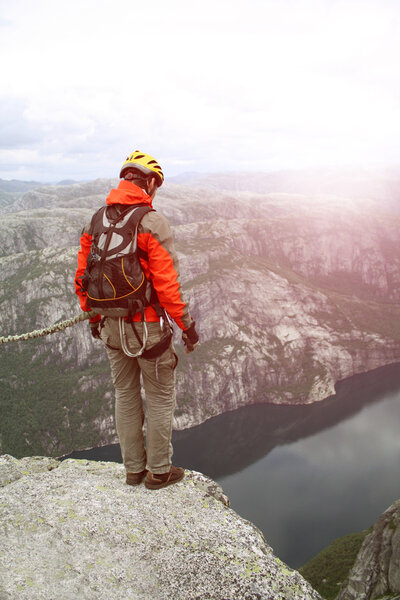 Молодой человек прыгает со скалы в пропасть
.