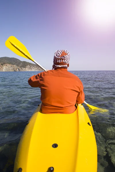Güneşli bir günde deniz kıyısında Kano ile seyahat. — Stok fotoğraf