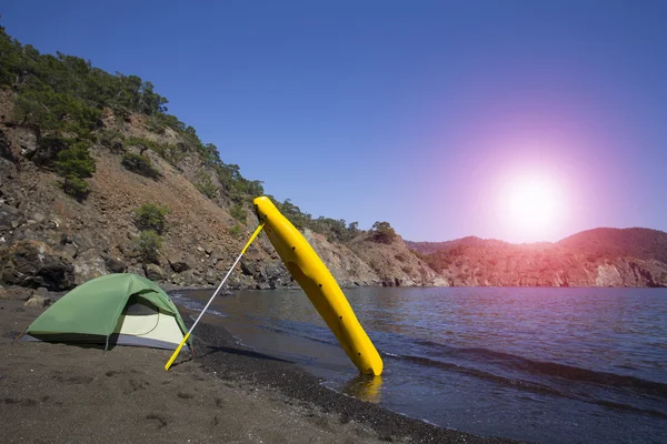 Camping på stranden. Kajak på stranden en solig dag. — Stockfoto