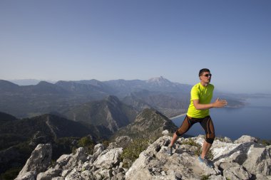 Fitness ve maraton yaşam sağlıklı yaşam dışında Big Island üzerinde güzel manzara içinde eğitim çalışan sporcu adam iz.