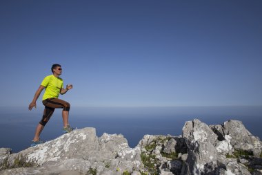 Fitness ve maraton yaşam sağlıklı yaşam dışında Big Island üzerinde güzel manzara içinde eğitim çalışan sporcu adam iz.