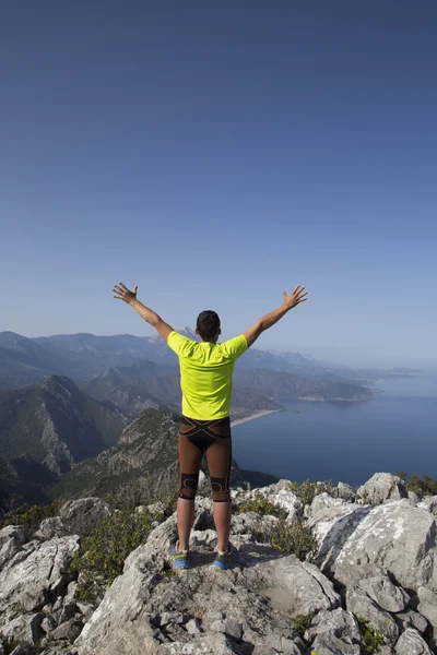 Fitness ve maraton yaşam sağlıklı yaşam dışında Big Island üzerinde güzel manzara içinde eğitim çalışan sporcu adam iz. — Stok fotoğraf