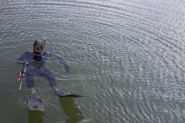 Sualtı avcısı denize dalış.