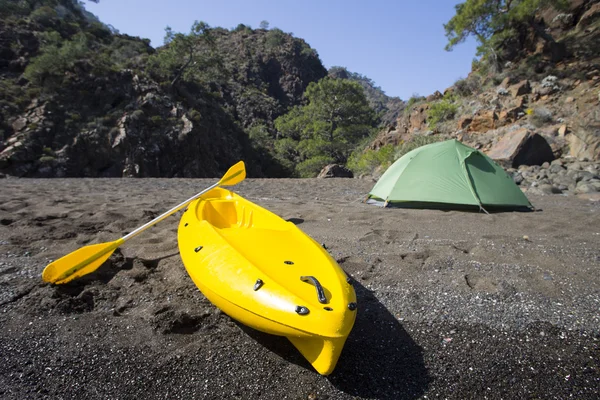 Campeggio sulla spiaggia.Kayak sulla spiaggia in una giornata di sole . — Foto Stock
