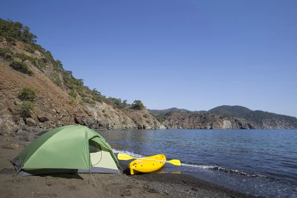 Camping en la playa.Kayak en la playa en un día soleado . —  Fotos de Stock