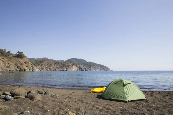 Camping på stranden. Kajak på stranden en solig dag. — Stockfoto