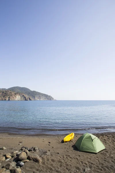 Camping på stranden. Kajak på stranden en solig dag. — Stockfoto