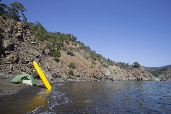 Camping sur la plage.Kayak sur la plage par une journée ensoleillée . — Photo