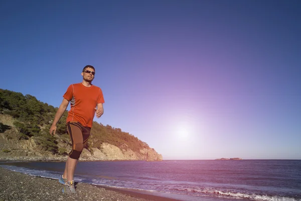 Trail τρέχοντας άνδρας αθλητής εκπαίδευση fitness και Μαραθώνιος υγιή τρόπο ζωής που ζουν έξω από στο όμορφο τοπίο στο μεγάλο νησί. — Φωτογραφία Αρχείου