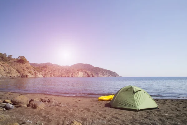 Camping på stranden. Kajak på stranden en solig dag. — Stockfoto