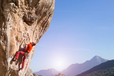 Uçurumun kenarında asılı genç bir tırmanıcı.