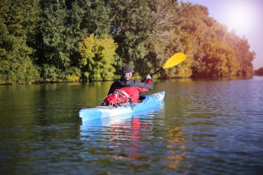Nehirde bir kayık içinde güneşli bir günde seyahat..