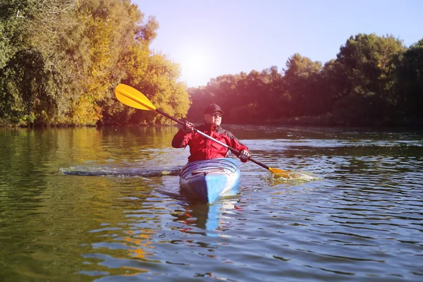 Viaje en el río en un kayak en un día soleado . —  Fotos de Stock