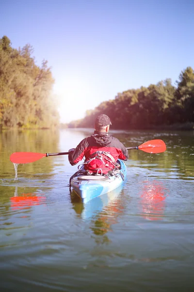 Fahrt auf dem Fluss im Kajak an einem sonnigen Tag. — Stockfoto