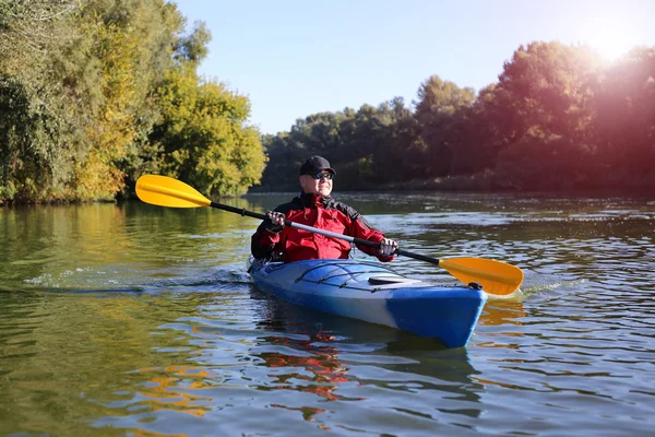 Nehirde bir kayık içinde güneşli bir günde seyahat..