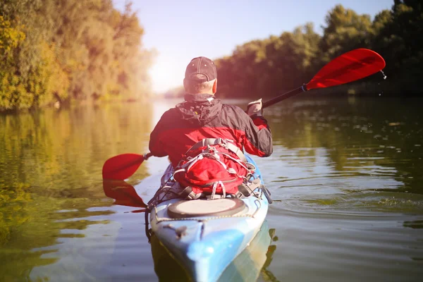 Viaje en el río en un kayak en un día soleado . —  Fotos de Stock