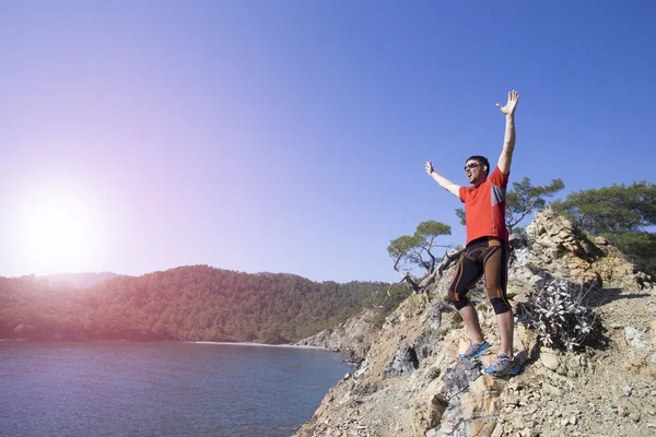 Trail running atleta hombre entrenamiento para la aptitud y maratón de vivir un estilo de vida saludable en el exterior en el hermoso paisaje de Big Island . — Foto de Stock