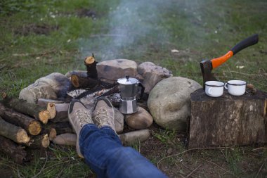 Bir kamp ateşi kamp alanında haritaya bakıyordum ve kahve içme yakın oturan kız.