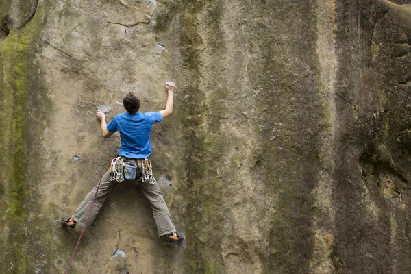 Athlete climbs on rock with rope. — Stock Photo, Image