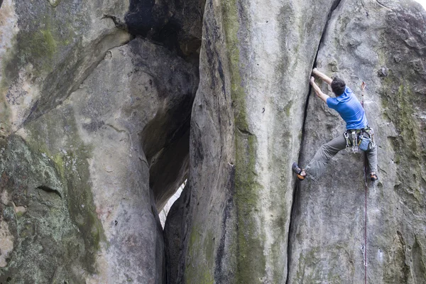 Atleta sube sobre roca con cuerda . —  Fotos de Stock