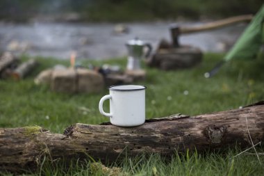 Camping.Camping dağın tepesinde üzerinde.