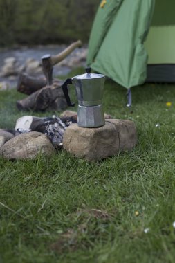 Camping.Camping dağın tepesinde üzerinde.