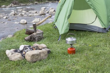 Camping.Camping dağın tepesinde üzerinde.