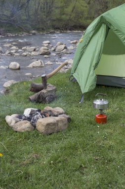 Camping.Camping dağın tepesinde üzerinde.