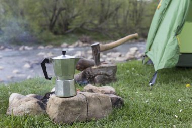 Camping.Camping dağın tepesinde üzerinde.