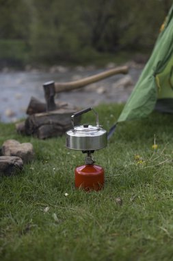 Camping.Camping dağın tepesinde üzerinde.