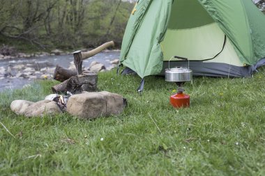 Camping.Camping dağın tepesinde üzerinde.