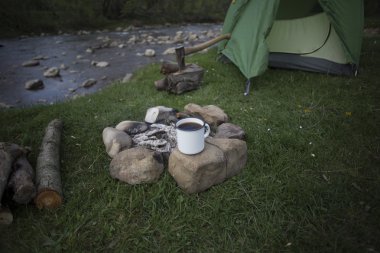 Camping.Camping dağın tepesinde üzerinde.