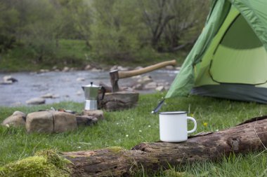dağın tepesinde kamp.