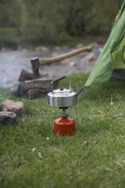 dağın tepesinde kamp.