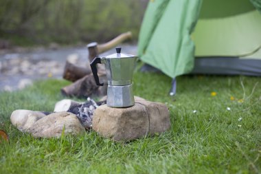 dağın tepesinde kamp.