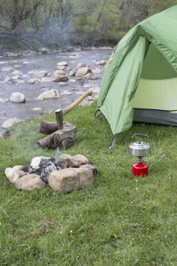 dağın tepesinde kamp.