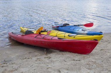 Kumsalda kamp. Güneşli bir günde sahilde kayık.