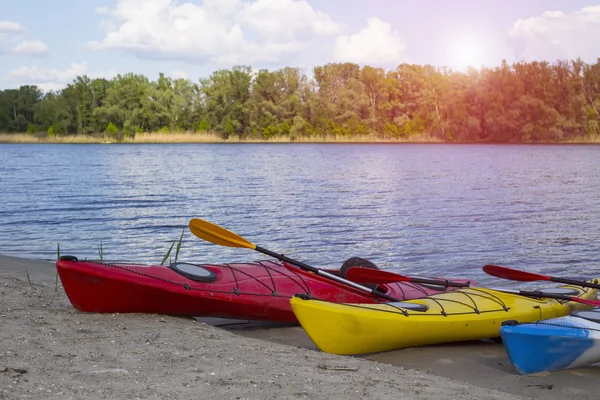 Camping en la playa.Kayak en la playa en un día soleado . — Foto de Stock