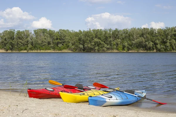 Camping en la playa.Kayak en la playa en un día soleado . — Foto de Stock