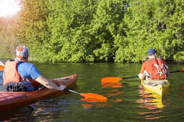 Voyage sur la rivière en kayak par une journée ensoleillée . — Photo