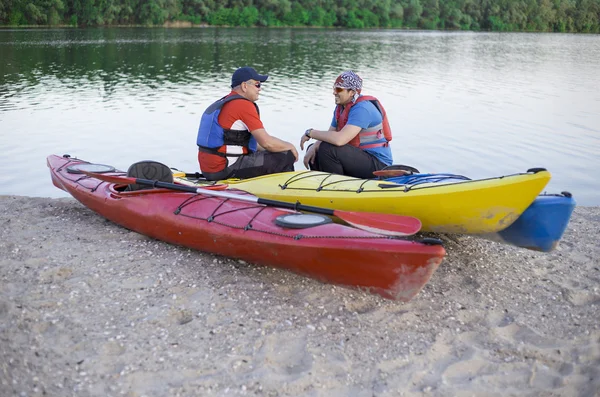 Viaje en el río en un kayak en un día soleado . —  Fotos de Stock