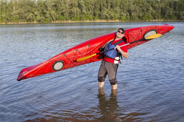 Fahrt auf dem Fluss im Kajak an einem sonnigen Tag. — Stockfoto