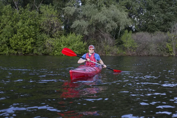Viaje en el río en un kayak en un día soleado . — Foto de Stock