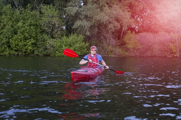 Viaje en el río en un kayak en un día soleado . — Foto de Stock