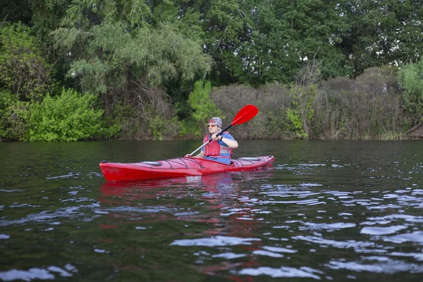 Viaje en el río en un kayak en un día soleado . —  Fotos de Stock