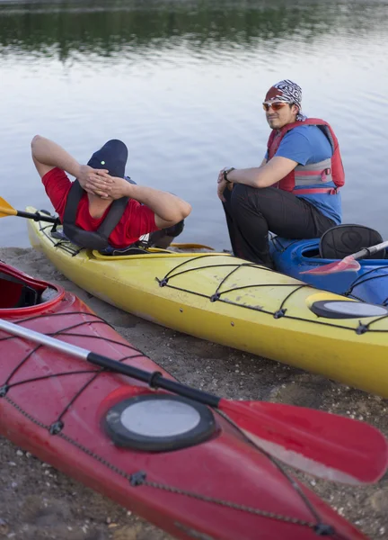 Viaje en el río en un kayak en un día soleado . —  Fotos de Stock